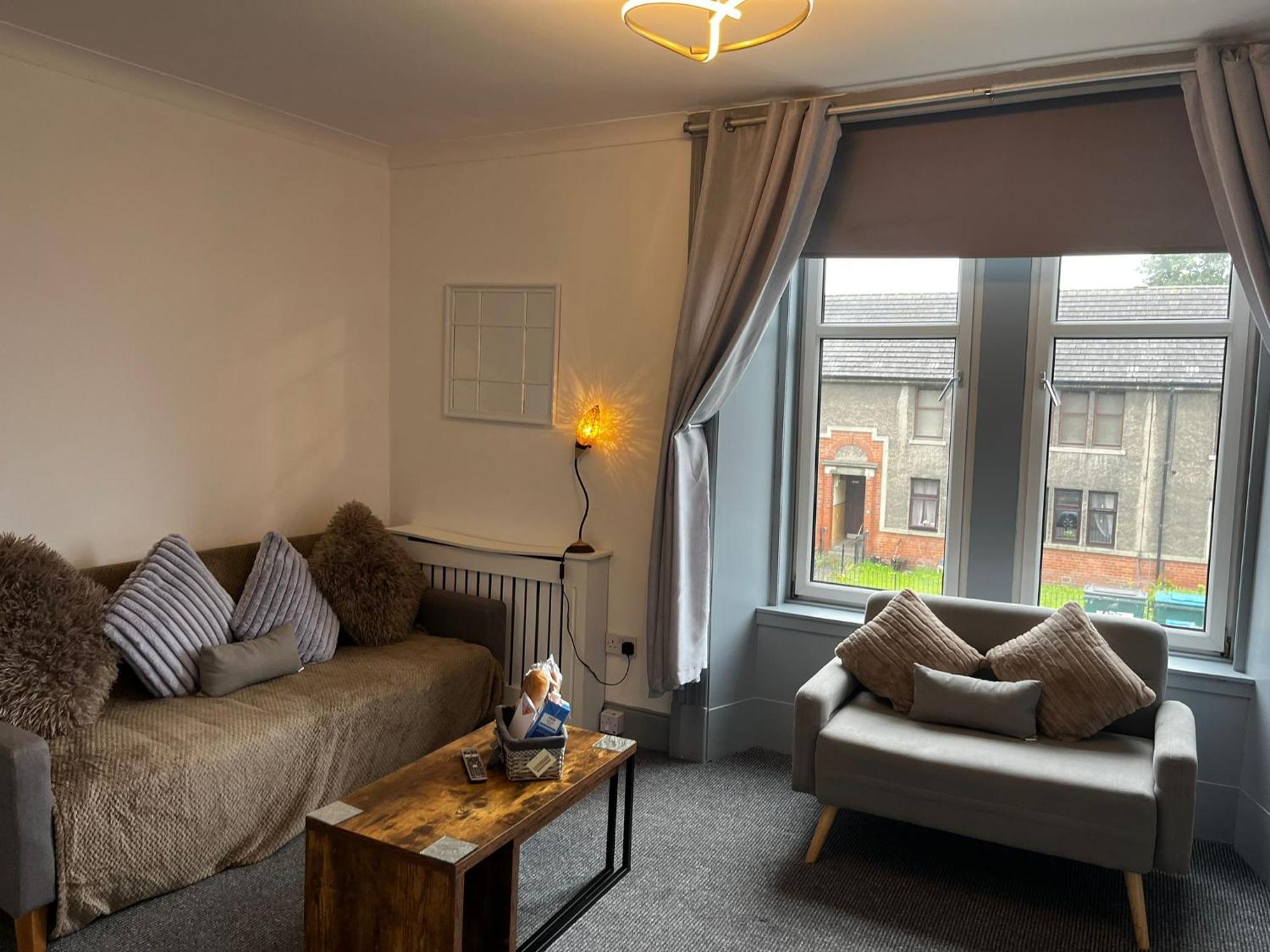 Apartment Football Stadium - 2 Bedrooms - Large Tv's In - Smart Light - Wifi - Street Parking -