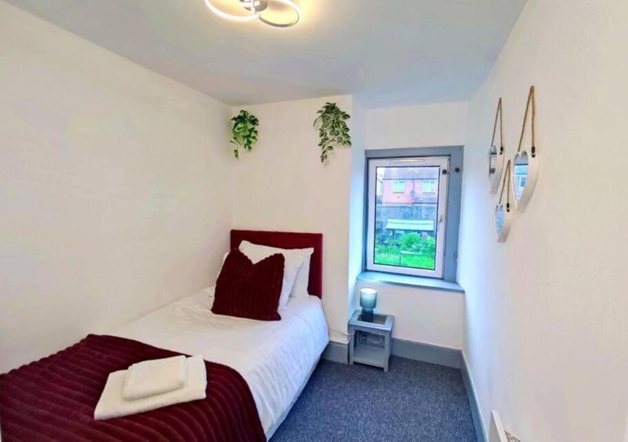 Football Stadium - 2 Bedrooms - Large Tv's In - Smart Light - Wifi - Street Parking - Apartment