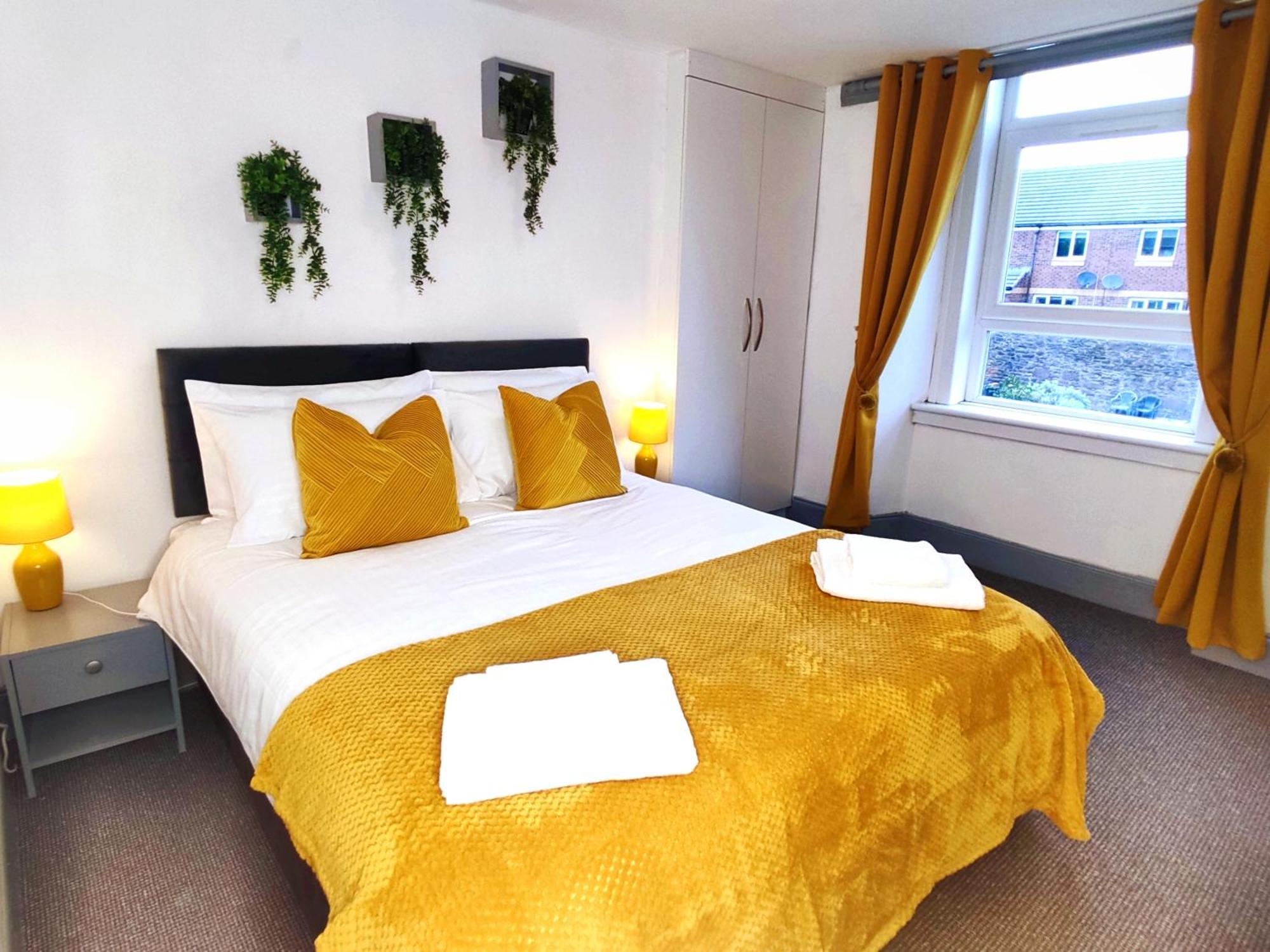 Football Stadium - 2 Bedrooms - Large Tv's In - Smart Light - Wifi - Street Parking -